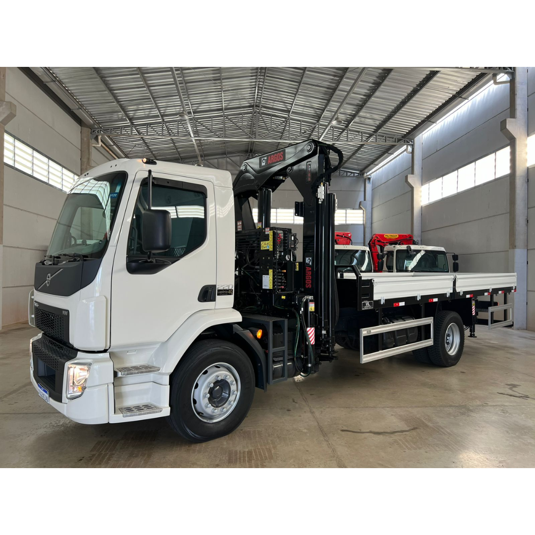 Caminhão Toco com Guindaste - Volvo VM290 (4x2)