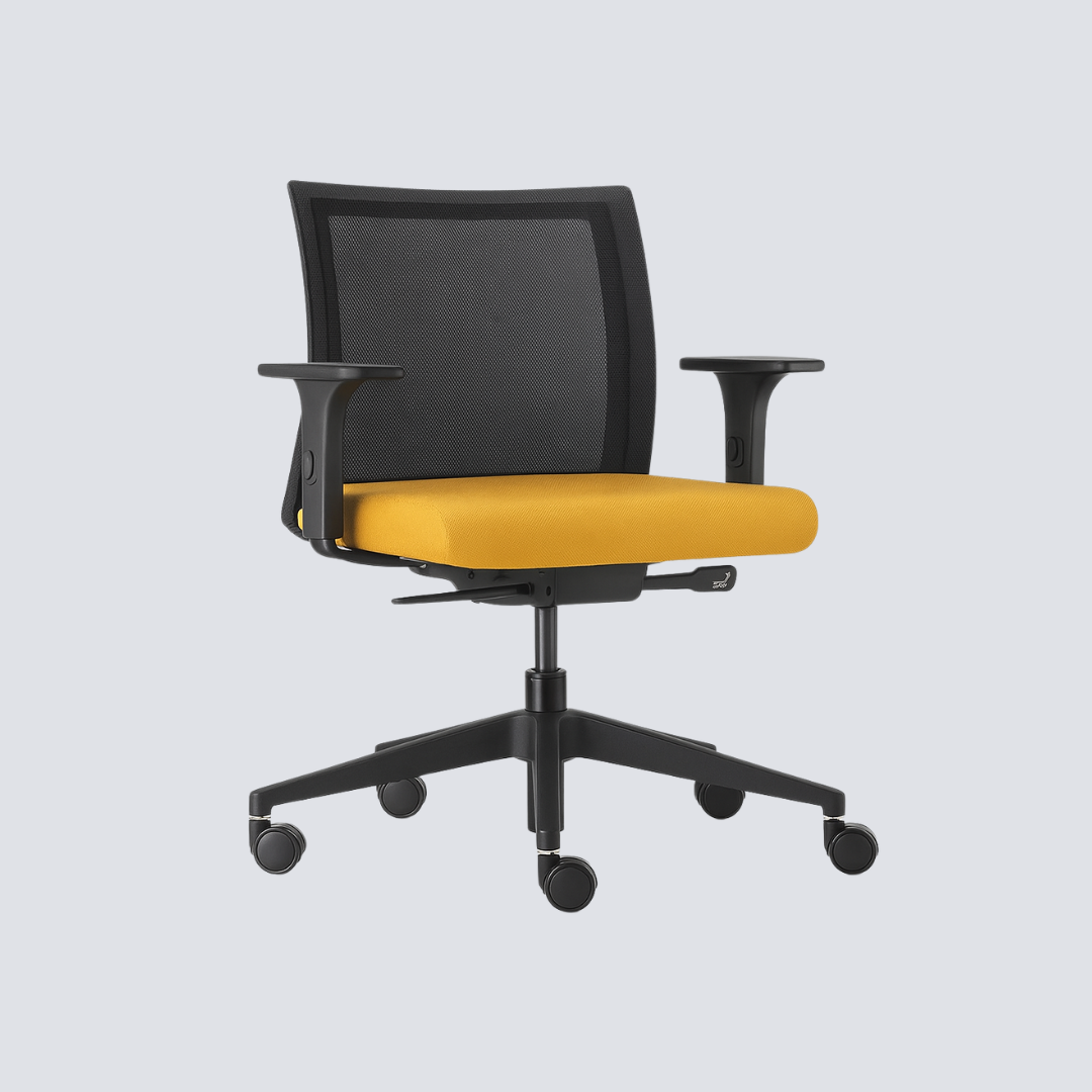 Cadeira Executiva Baixa Com Encosto Telado e Braços Reguláveis